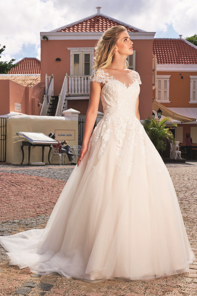 Bruidsjurk prinses, Bruidswinkel Heerhugowaard, bruidsjurk grote maat, maatje meer trouwjurk, bruid, plus size bruidsmode, emb